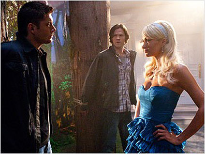 Dean (Jensen Ackles) encontra Paris Hilton em cena da série "Supernatural"
